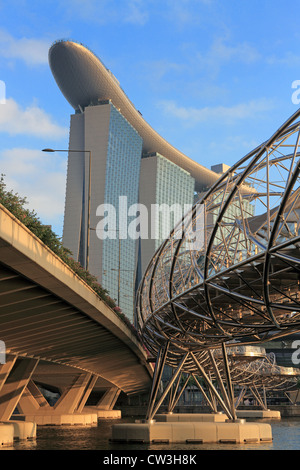 Die Helix-Brücke und die Schnellstraße zu Marina Bay Sands Skypark. Stockfoto