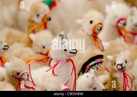 Ecuador, Quito Bereich, Otavalo Handwerkermarkt. Gefüllte Souvenir Spielzeug Lama. Stockfoto