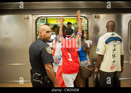 Feiernden Menge den Zug Nummer eins nach der Dominikanischen Day Parade in New York Stockfoto