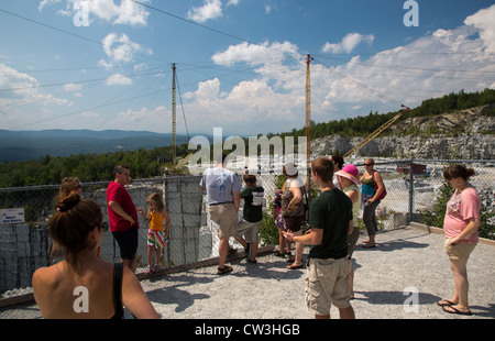 Graniteville, Vermont - eine Reisegruppe auf der Rock of Ages Corporation Granitsteinbruch. Stockfoto