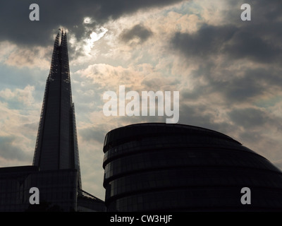 Dramatische Silhouetten der Shard und GLA Building, London Stockfoto