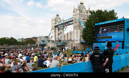 Eine Menge Leute versammeln sich, um die große Leinwand im Potters Field Park zu sehen, als Nicola Adams Team GB die olympische Goldmedaille gewann Stockfoto