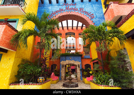 Mexiko, Quintana Roo, Playa del Carmen, äußere des bunten Hotel Hacienda Maria Bonita Stockfoto