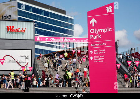 London, UK - 30. Juli 2012: Eingang des London Olympic Park in Stratford, im Osten Londons. Massen der Zuschauer, die zu Fuß in die Oly Stockfoto