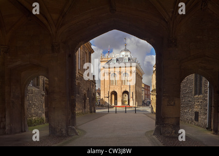 Der County Hall, Abingdon-on-Thames, durch die Bögen der Gateway zu Abingdon Abtei gründen. Stockfoto