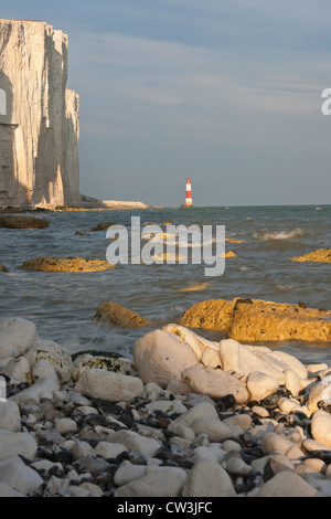 Am Strand zwischen Beachy Head und Birling Gap, East Sussex an einem späten Sommernachmittag Stockfoto