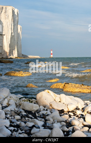 Am Strand zwischen Beachy Head und Birling Gap, East Sussex an einem späten Sommernachmittag Stockfoto