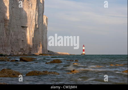 Am Strand zwischen Beachy Head und Birling Gap, East Sussex an einem späten Sommernachmittag Stockfoto