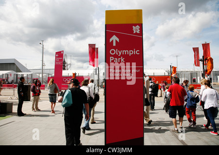 London, UK - 30. Juli 2012: Eingang des London Olympic Park in Stratford, im Osten Londons. Massen der Zuschauer, die zu Fuß in die Oly Stockfoto