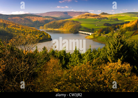 Blick über den Upper Derwent Valley von Bamford Kante an einem leuchtenden Herbsttag, Peak District National Park, Derbyshire England UK Stockfoto