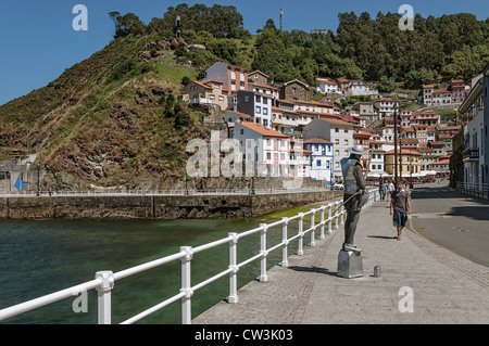 Mime gekleidet, wie Don Quijote de la Mancha auf der Brücke der Stadt Oviedo in der Region Asturien, Spanien Stockfoto