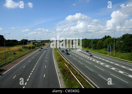 Autobahn mit alten Stil Mittelstreifen Barriere vor dem upgrade Stockfoto