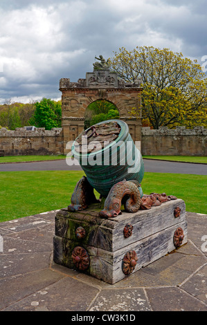 Kleine mittelalterliche Kanonen auf dem Gelände des Culzean Castle, Ayrshire, Schottland, UK Stockfoto