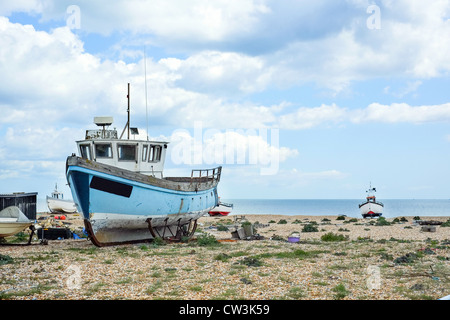 Angelboote/Fischerboote arbeiten zog bis auf den Strand bei Dungeness, Kent, UK Stockfoto