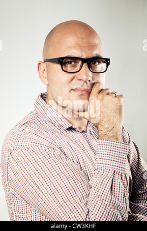 Junge Unternehmer denken mit schweren aussehen und seine Hand auf dem Kinn Stockfoto