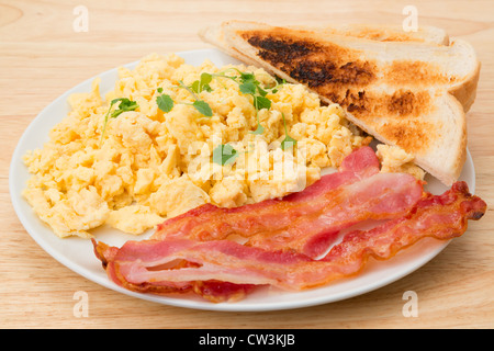 Rührei mit Speck-Frühstück mit Scheiben Toast - Studio gedreht Stockfoto