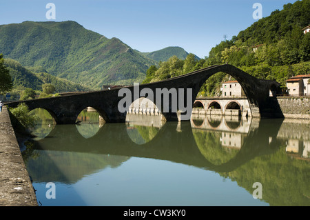 Ponte della Maddalena (Brücke von Mary Magdalene ", auch bekannt als Ponte del Diavolo, die"Brücke des Teufels") ist eine Brücke, die den Serchio-Fluss nahe dem Dorf Borgo Mozzano in der italienischen Provinz Lucca überquert. Stockfoto