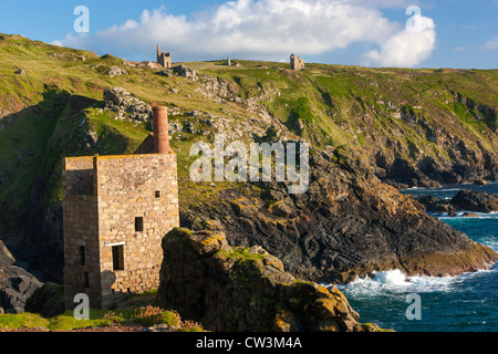 Überreste der Kronen Tin mine Maschinenhäuser an der Cornish Atlantikküste in der Nähe von Botallack Stockfoto