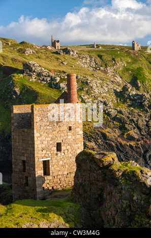 Überreste der Kronen Tin mine Maschinenhäuser an der Cornish Atlantikküste in der Nähe von Botallack Stockfoto