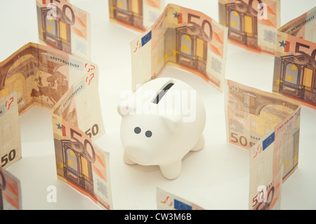 Schöne weiße Keramik Piggy Spardose in Geld labyrinth Stockfoto