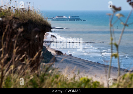 Overstrand Strand von Klippen heißen Sommertag Stockfoto