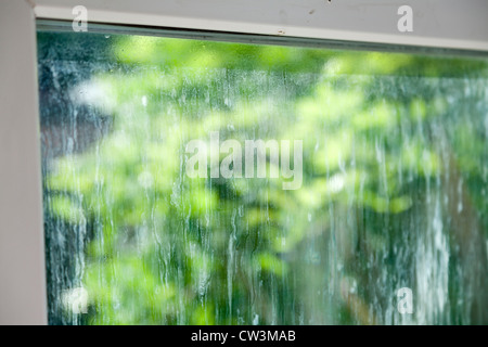 beschlagene beschlagen doppelt verglaste Fenster Stockfoto