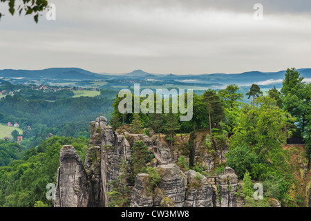 Bastei (Bastei) und mittelalterlichen Felsenburg Neurathen, Sächsische Schweiz, in der Nähe von Dresden, Sachsen, Deutschland, Europa Stockfoto