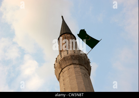 Gazi Husrev-Begova Moschee Sarajevo Bosnien und Herzegowina. Islamische Flagge winken - Minarett Stockfoto