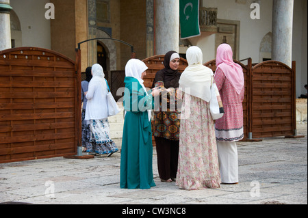 Gazi Husrev-Begova Moschee Sarajevo Bosnien und Herzegowina. Gruppe von muslimischen Frauen in der Moschee Stockfoto