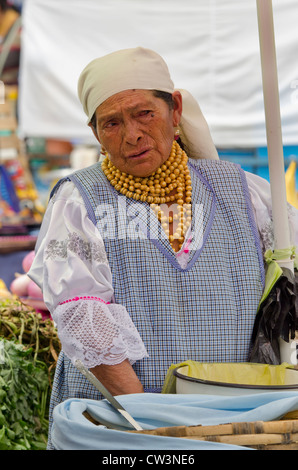 Ecuador, Quito-Bereich. Otavalo Markt. Indigene Otavalenos Frau im traditionellen Hochland-Kleidung. Stockfoto