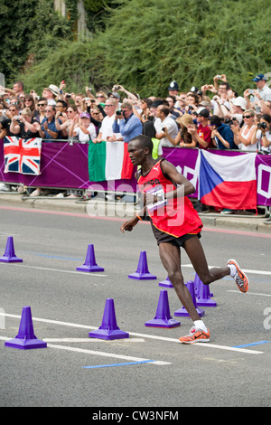 Stephen Kiprotich Ugandas am Tower Hill auf seinem Weg zum Gewinn der Goldmedaille in London 2012 olympischen Marathon Stockfoto