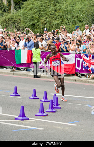 Stephen Kiprotich Ugandas am Tower Hill auf seinem Weg zum Gewinn der Goldmedaille in London 2012 olympischen Marathon Stockfoto