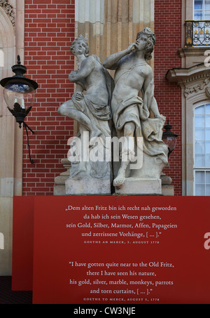 Ein Zitat von Goethe am Eingang des neuen Palais während der Ausstellung "Friederisiko" angezeigt. Park Sanssouci, Potsdam. Stockfoto