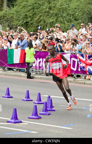 Stephen Kiprotich Ugandas am Tower Hill, auf seinem Weg zum Gewinn der Goldmedaille in London 2012 olympischen Marathon Stockfoto