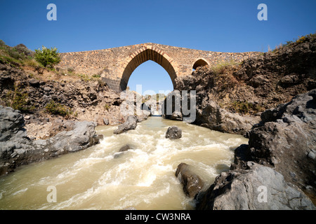 Die alte "Sarazenen-Brücke" in der Nähe von Bronte in Sizilien, Italien Stockfoto