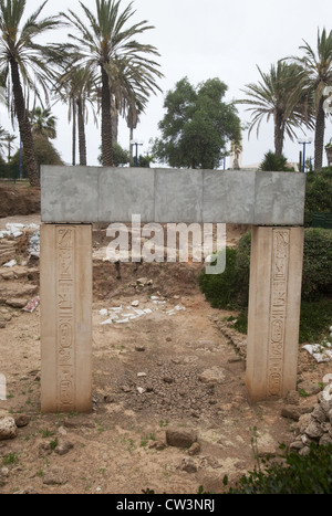 Archäologische Stätte zeigt eine Nachbildung der 1991 von der Spätbronzezeit Tor trägt den Titel des ägyptischen Pharao Ramses II Stockfoto