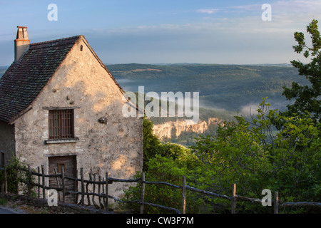 Morgennebel entlang Fluss Lot unter einem Ferienhaus in Saint-Cirq Lapopie, Midi-Pyrenäen-Frankreich Stockfoto