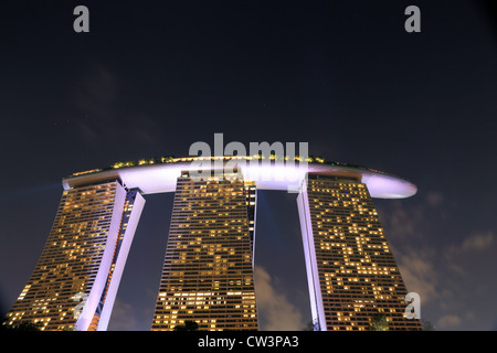 Marina Bay Sands und Skypark in der Abenddämmerung. Stockfoto