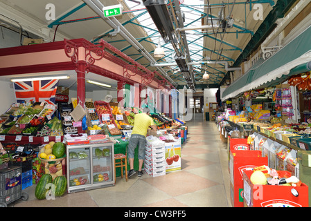 Obst- und Gemüsestände in Newport Indoor Market, City of Newport (Casnewydd), Wales (Cymru), Großbritannien Stockfoto