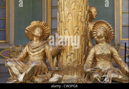 Ensemble von vergoldeten Sandstein Skulpturen des chinesischen Hauses, ein Gartenpavillon im Park Sanssouci in Potsdam, Deutschland. Stockfoto