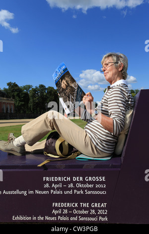 Eine Frau liest eine Broschüre über Friedrich Besichtigung des großen während Ihres Studiums von der Ausstellung "Friederisiko". Park Sanssouci, Potsdam. Stockfoto