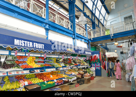 Obststand in Newport Indoor Market, City of Newport (Casnewydd), Wales (Cymru), Großbritannien Stockfoto