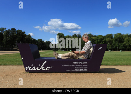 Eine Frau liest eine Broschüre über Friedrich Besichtigung des großen während Ihres Studiums von der Ausstellung "Friederisiko". Park Sanssouci, Potsdam. Stockfoto