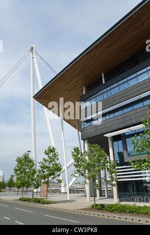 Gebäude der Universität von Wales und Fußgängerbrücke von Newport City, City of Newport (Casnewydd), Wales (Cymru), Großbritannien Stockfoto