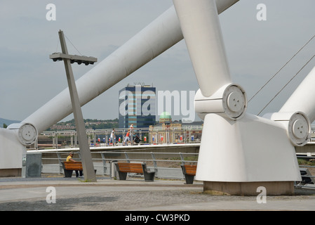 Newport City Fußgängerbrücke über den Fluss Usk, City of Newport (Casnewydd), Wales (Cymru), Großbritannien Stockfoto