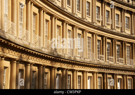 Architektur. Den weiten Bogen von der Zirkus in die Stadt Bath, Terrassen eines ein Trio von eleganten georgianischen geschwungene in einen Kreis von Häusern. England. Stockfoto