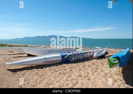 Ausleger-Kanus ruht auf den Sanden von The Strand, Strand von Townsville, mit Blick auf Magnetic Island, Queensland Stockfoto