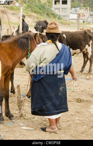 Ecuador, Quito-Bereich. Otavalo Viehmarkt. Otavalenos Frau im traditionellen Hochlandkleidung. Stockfoto