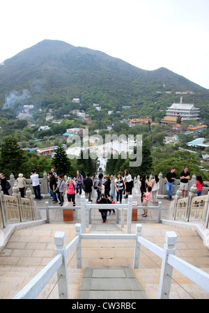 Touristen, die die Tian Tan Buddha auf Lantau Island, Hong Kong Stockfoto