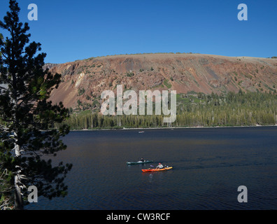 Kajakfahrer in Lake Mary im Mammoth Lakes Becken Stockfoto